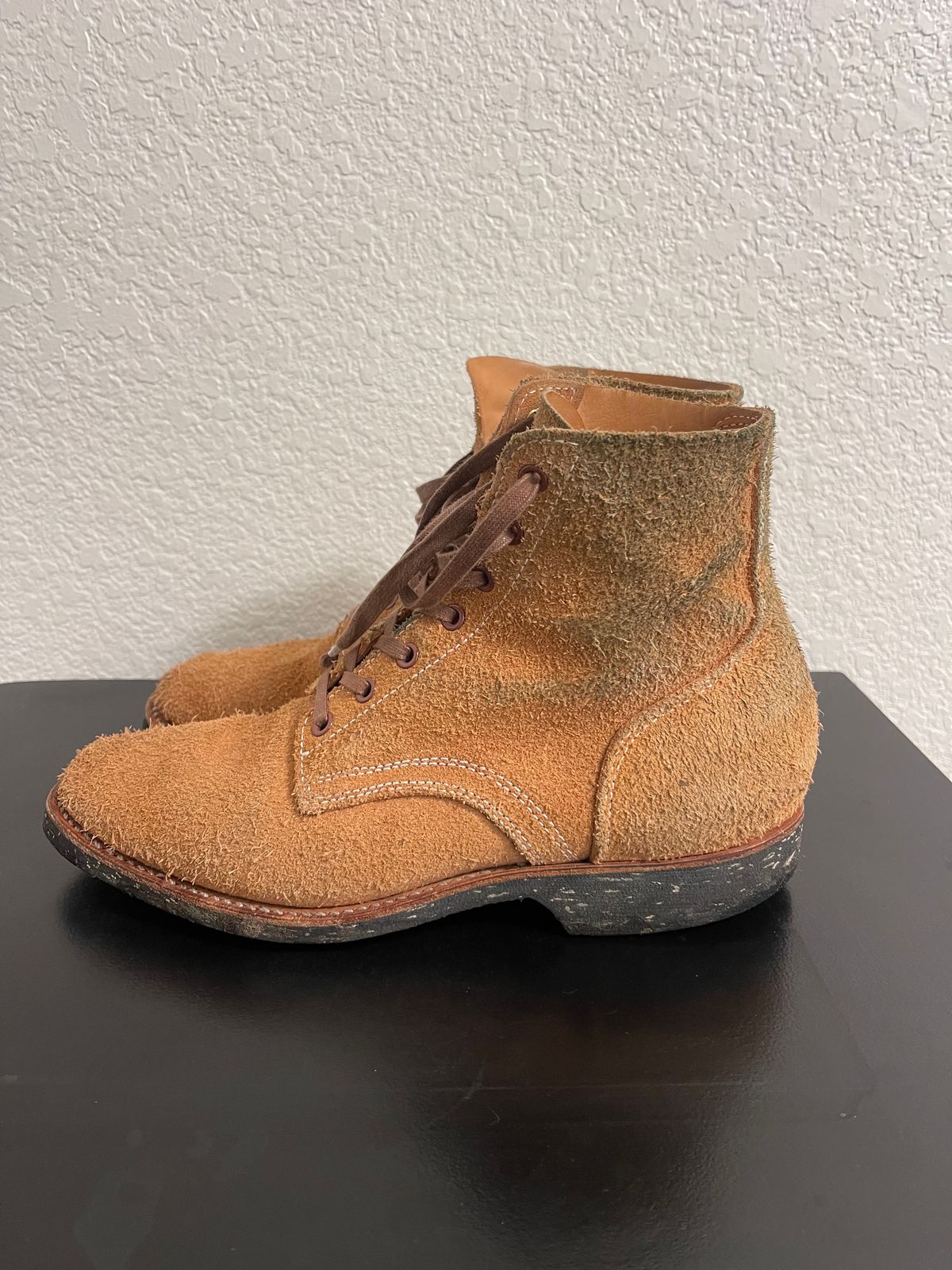 Photo by technicka on March 6, 2024 of the Clinch Yeager Boots in Wickett & Craig Natural Latigo Roughout.