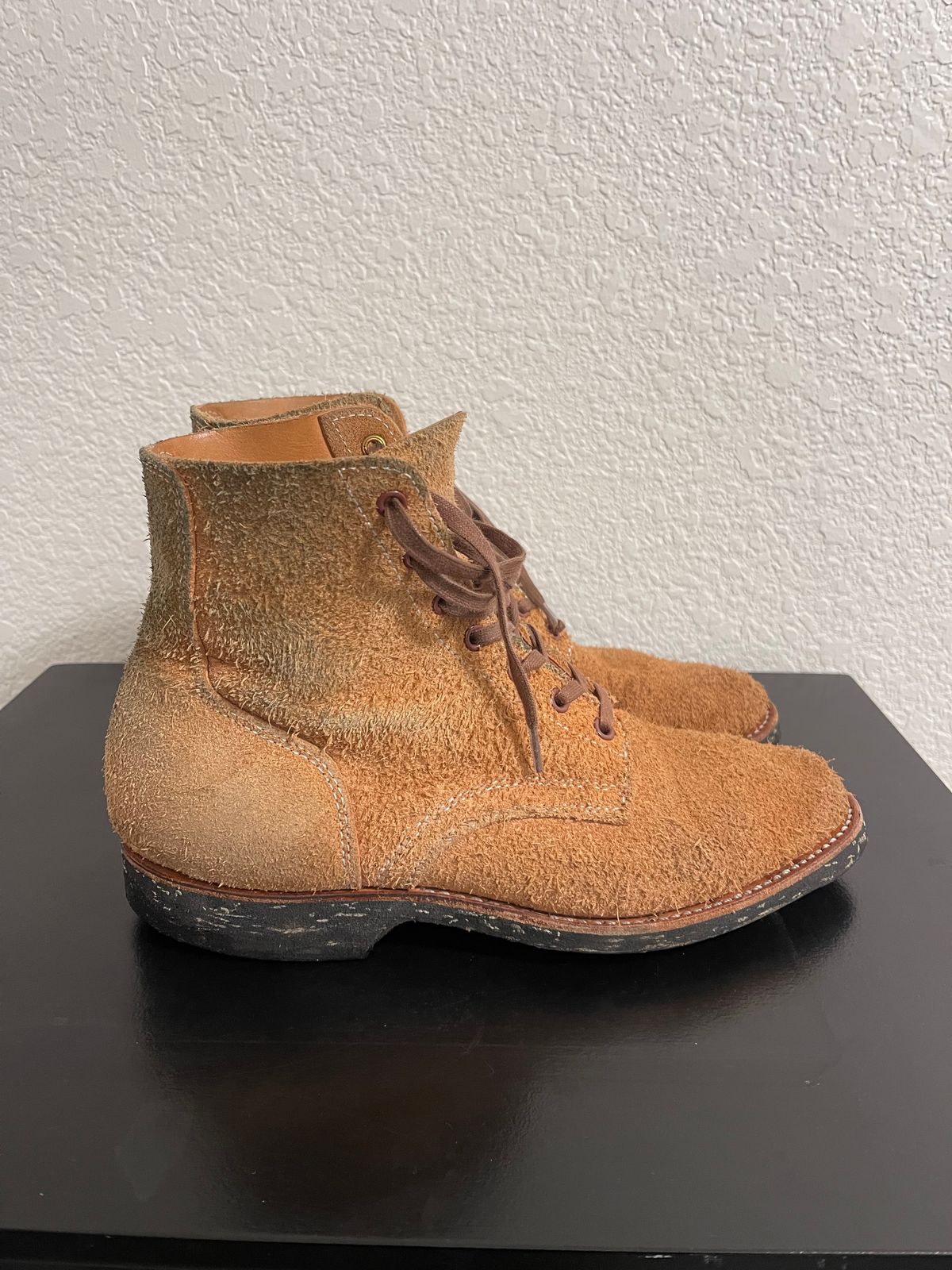 Photo by technicka on March 6, 2024 of the Clinch Yeager Boots in Wickett & Craig Natural Latigo Roughout.
