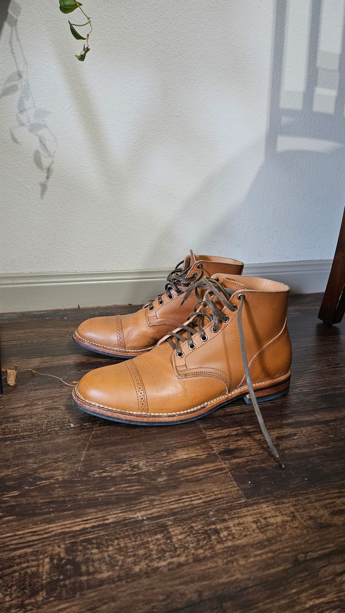 Photo by spicytakito on July 10, 2024 of the Viberg Service Boot BCT in Horween Chestnut Essex.
