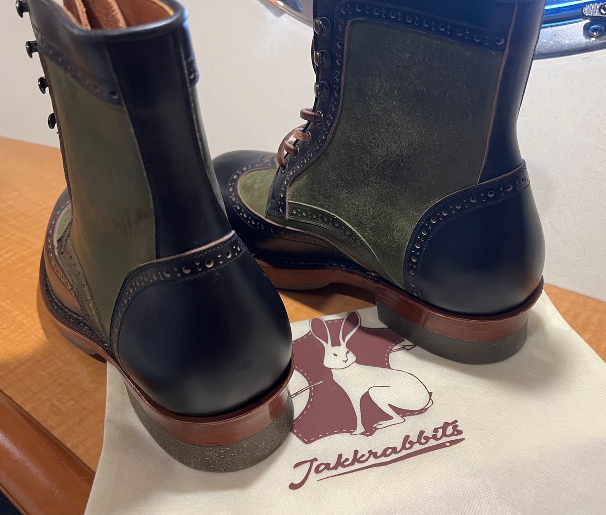 Photo by ListingToPort on October 1, 2023 of the Jakkrabbits Gunner in Horween Black Chromexcel & Badalassi Carlo Oliva Pueblo.