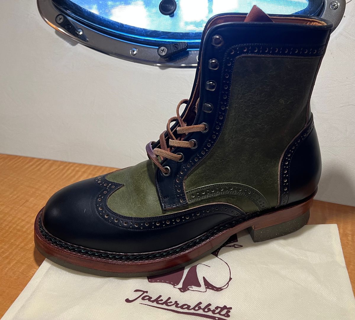 Photo by ListingToPort on October 1, 2023 of the Jakkrabbits Gunner in Horween Black Chromexcel & Badalassi Carlo Oliva Pueblo.
