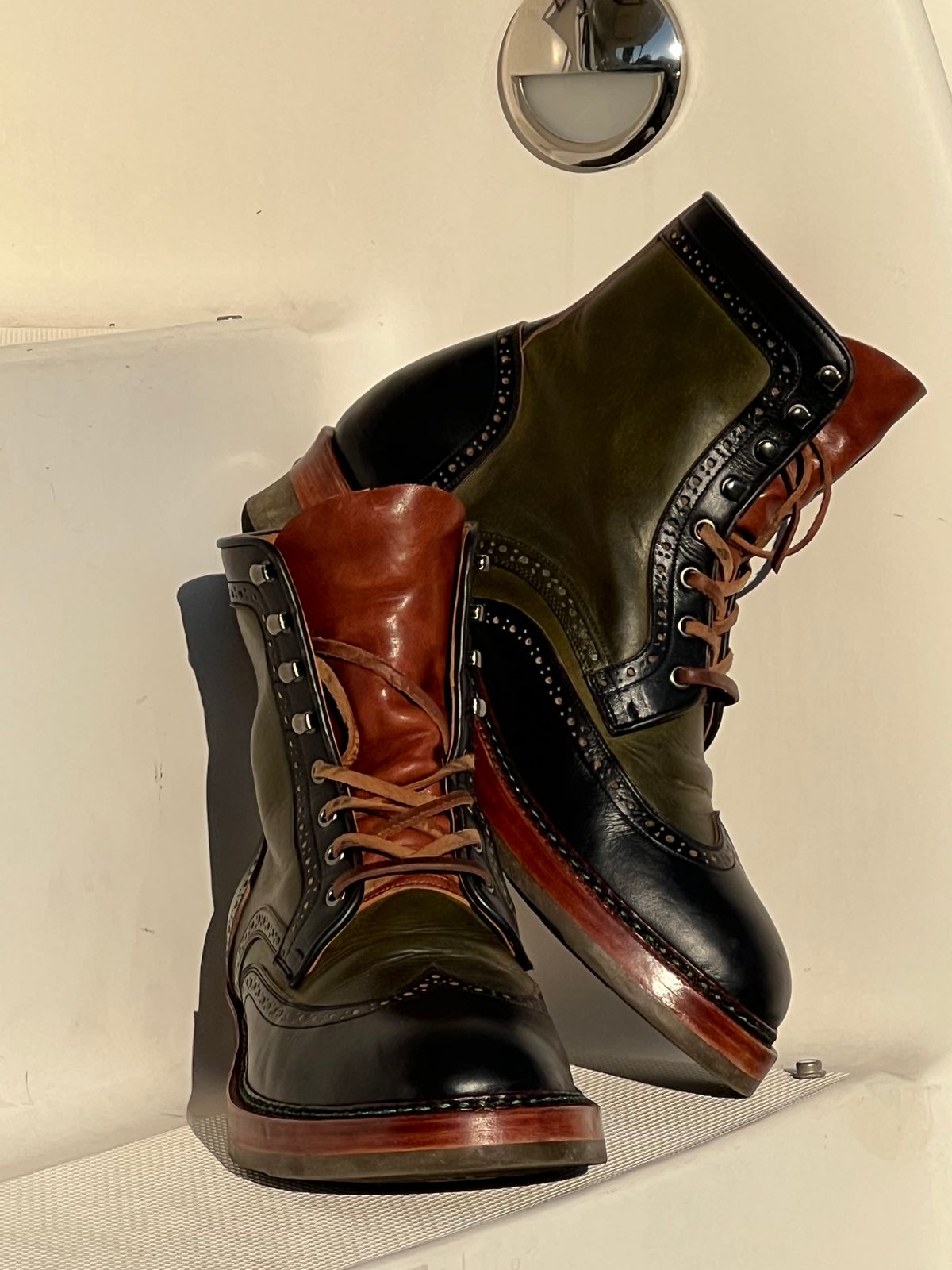 Photo by ListingToPort on October 13, 2023 of the Jakkrabbits Gunner in Horween Black Chromexcel & Badalassi Carlo Oliva Pueblo.