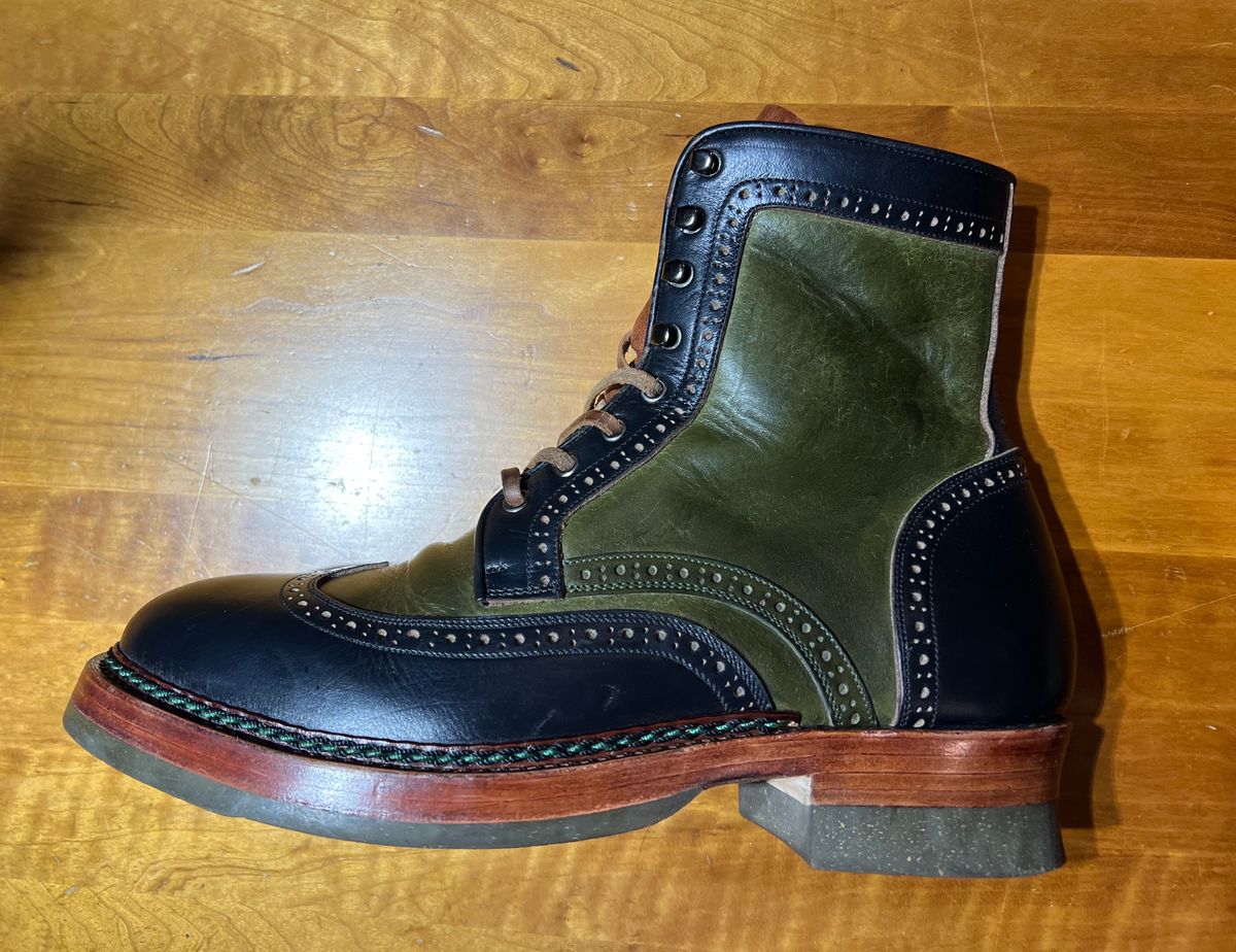 Photo by ListingToPort on November 7, 2023 of the Jakkrabbits Gunner in Horween Black Chromexcel & Badalassi Carlo Oliva Pueblo.