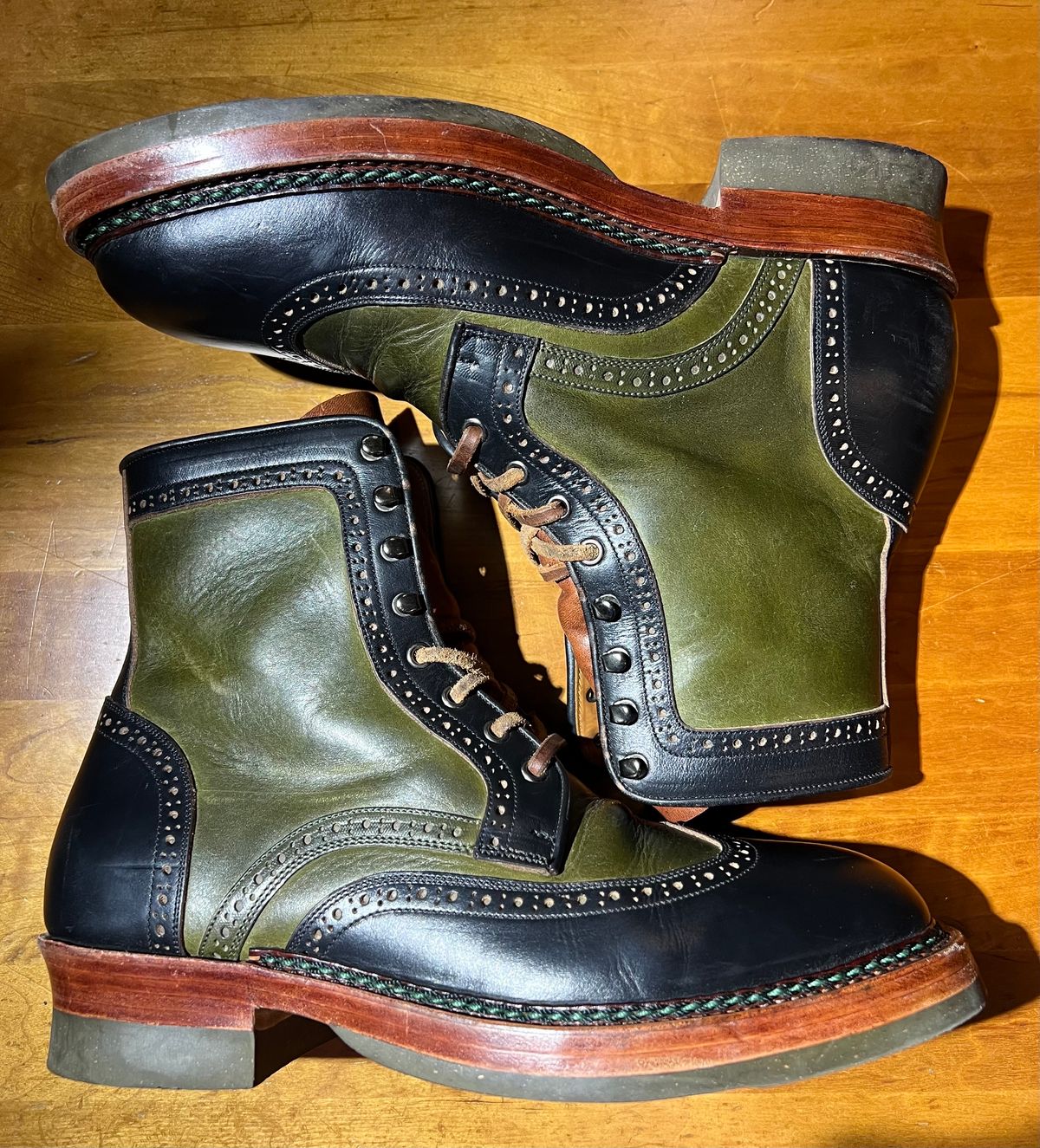 Photo by ListingToPort on November 7, 2023 of the Jakkrabbits Gunner in Horween Black Chromexcel & Badalassi Carlo Oliva Pueblo.