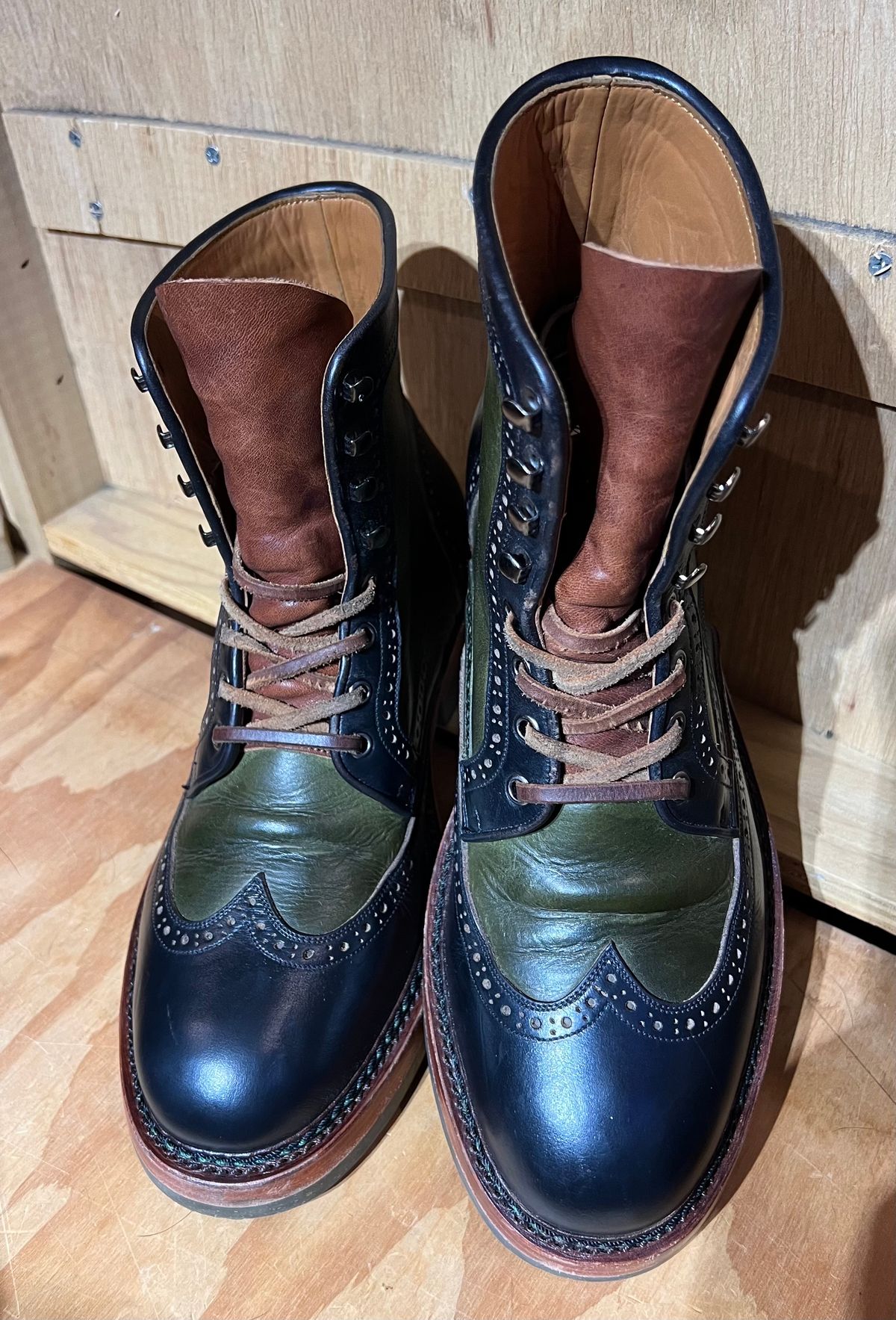 Photo by ListingToPort on November 7, 2023 of the Jakkrabbits Gunner in Horween Black Chromexcel & Badalassi Carlo Oliva Pueblo.