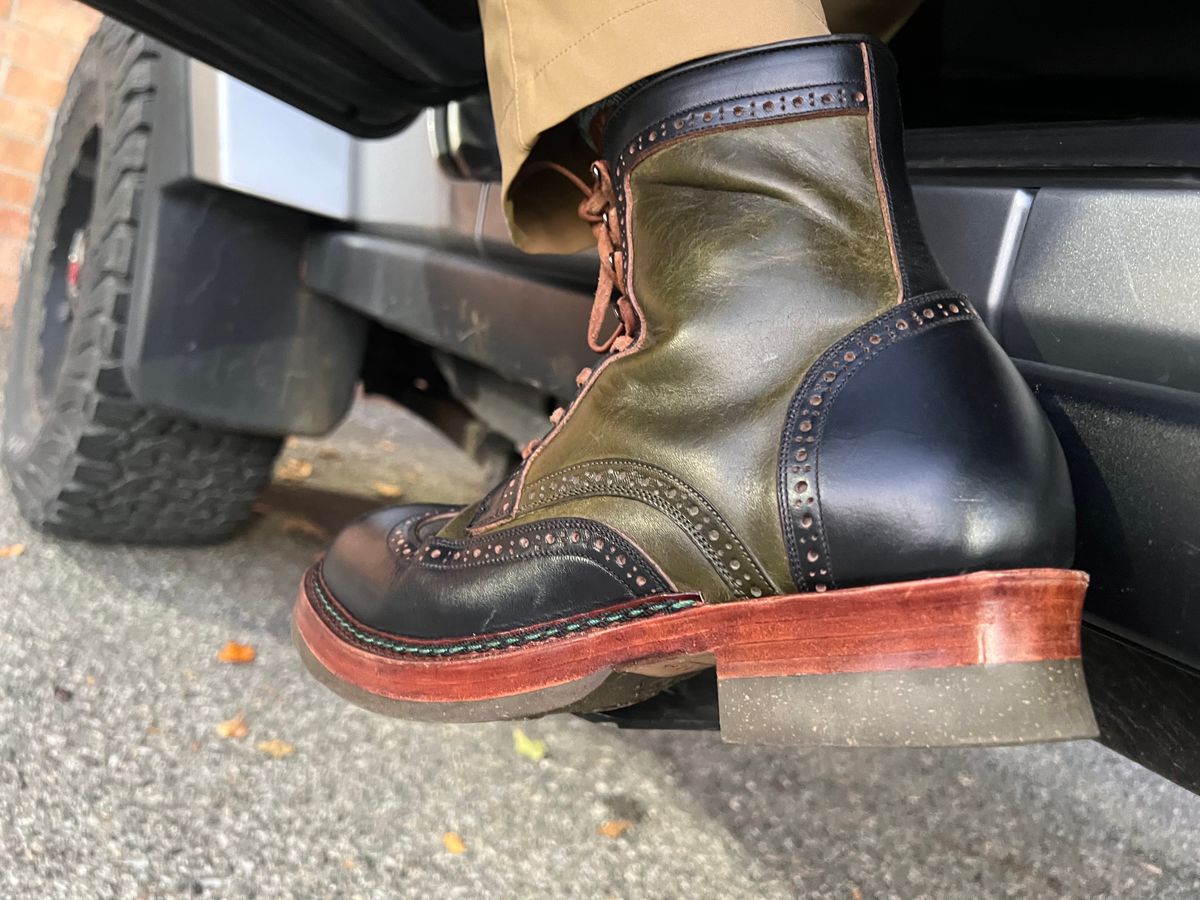 Photo by ListingToPort on November 8, 2023 of the Jakkrabbits Gunner in Horween Black Chromexcel & Badalassi Carlo Oliva Pueblo.