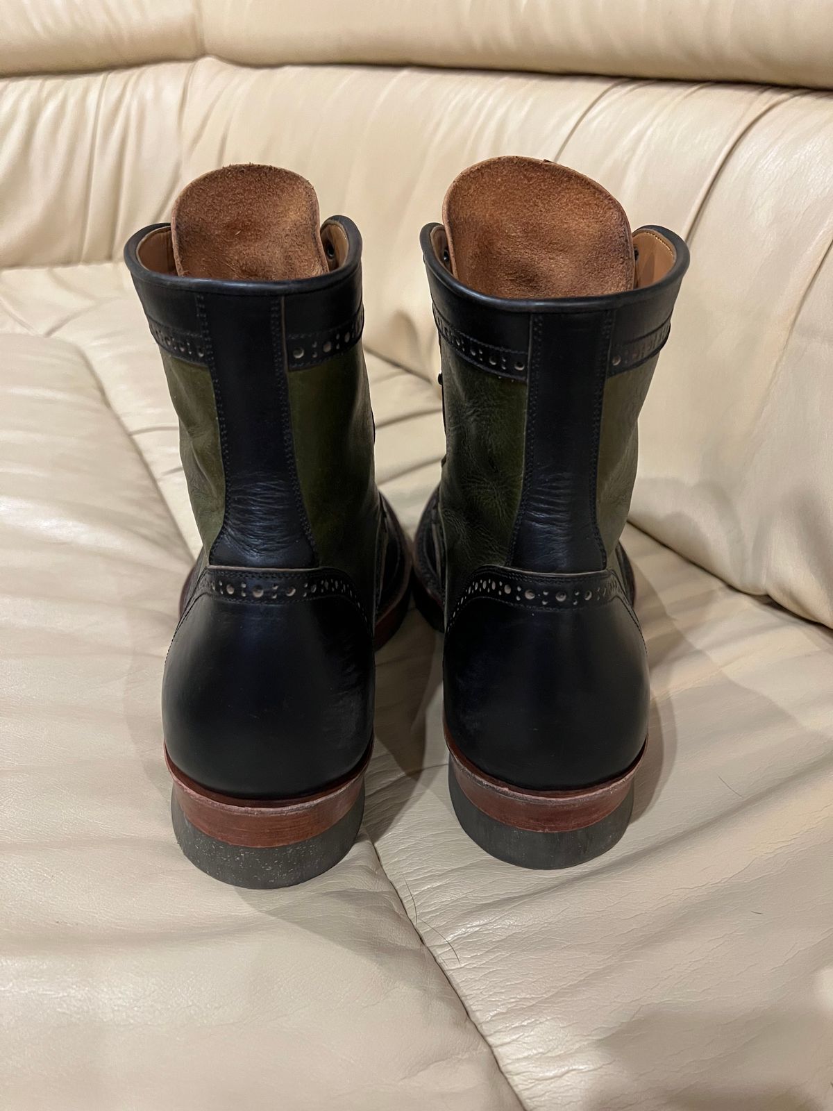 Photo by ListingToPort on December 6, 2023 of the Jakkrabbits Gunner in Horween Black Chromexcel & Badalassi Carlo Oliva Pueblo.