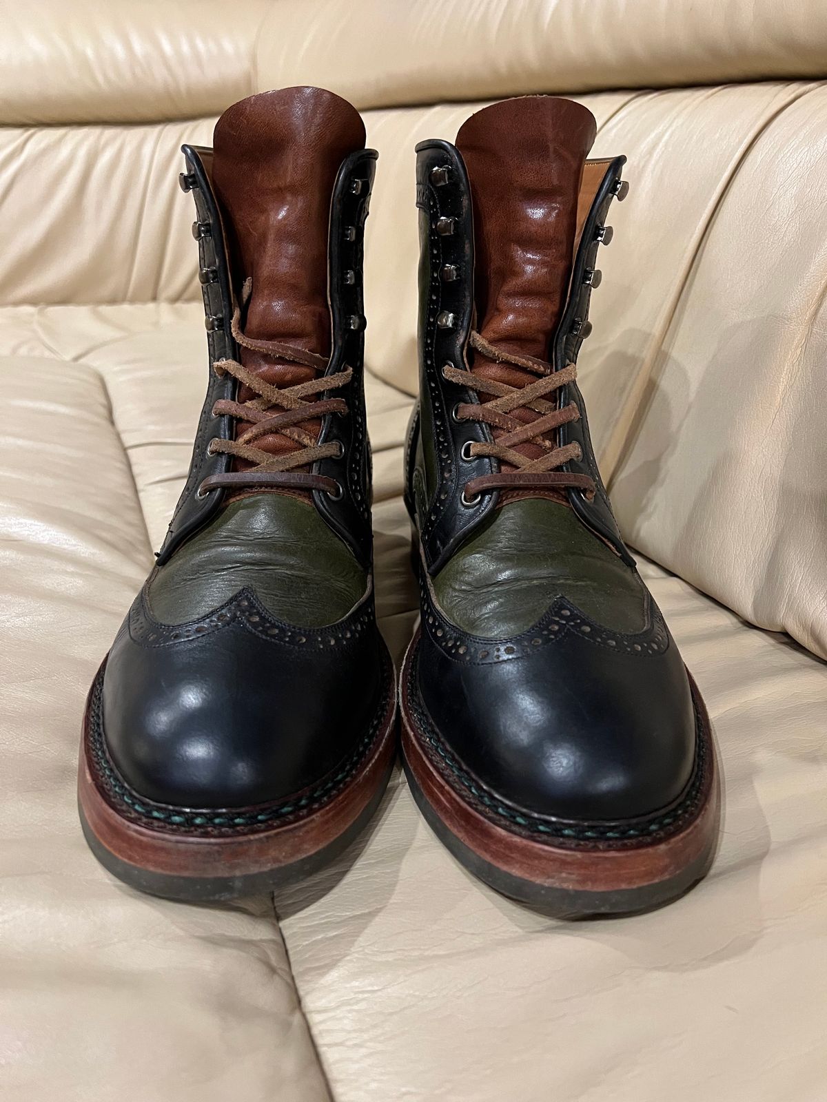 Photo by ListingToPort on December 6, 2023 of the Jakkrabbits Gunner in Horween Black Chromexcel & Badalassi Carlo Oliva Pueblo.