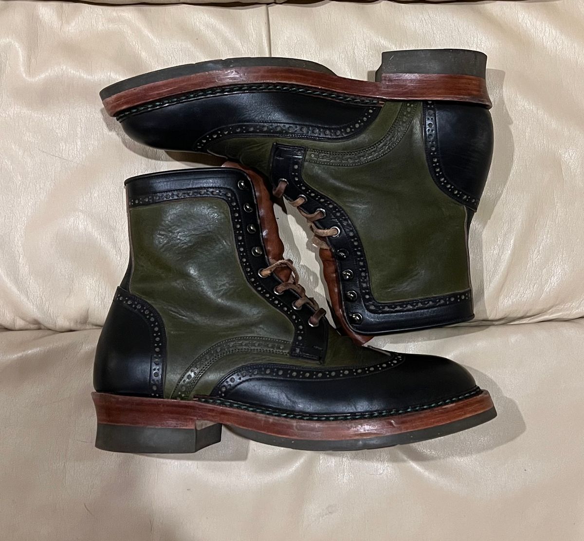 Photo by ListingToPort on December 6, 2023 of the Jakkrabbits Gunner in Horween Black Chromexcel & Badalassi Carlo Oliva Pueblo.