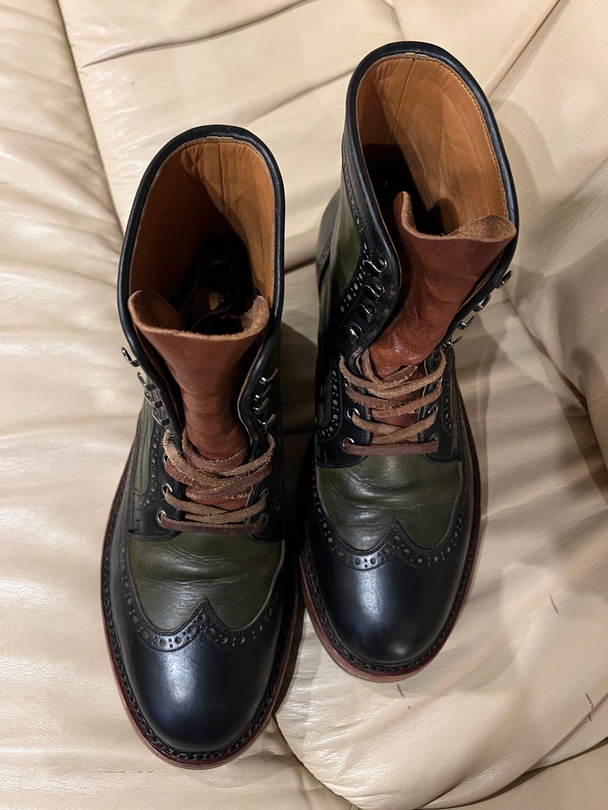 Photo by ListingToPort on December 6, 2023 of the Jakkrabbits Gunner in Horween Black Chromexcel & Badalassi Carlo Oliva Pueblo.