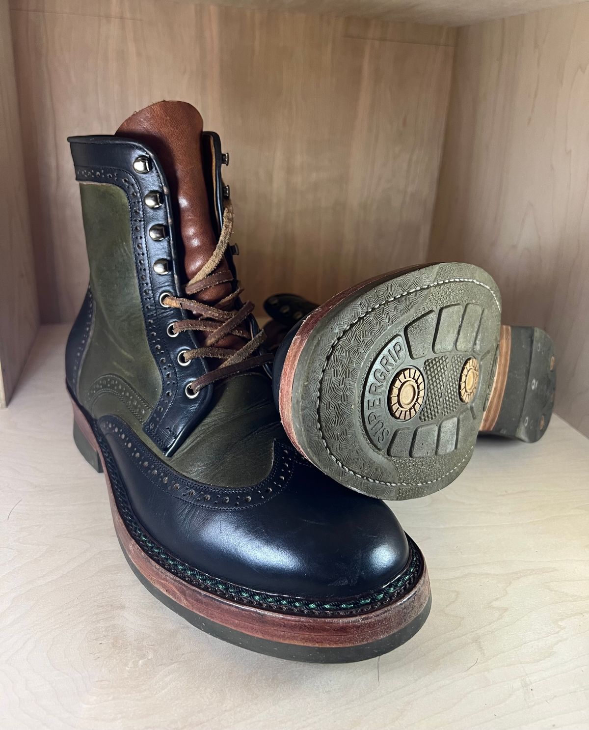 Photo by ListingToPort on January 4, 2024 of the Jakkrabbits Gunner in Horween Black Chromexcel & Badalassi Carlo Oliva Pueblo.