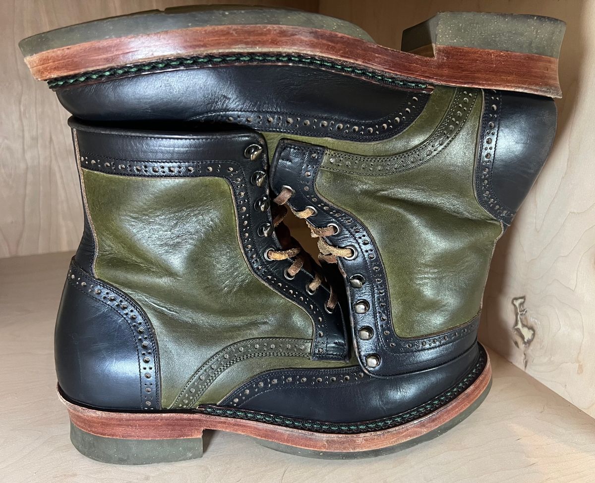 Photo by ListingToPort on January 4, 2024 of the Jakkrabbits Gunner in Horween Black Chromexcel & Badalassi Carlo Oliva Pueblo.