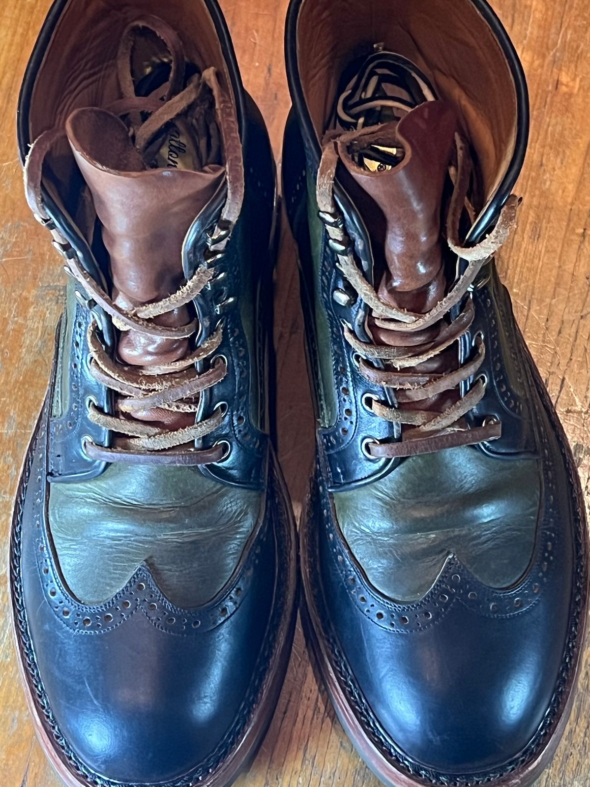 Photo by ListingToPort on January 4, 2024 of the Jakkrabbits Gunner in Horween Black Chromexcel & Badalassi Carlo Oliva Pueblo.