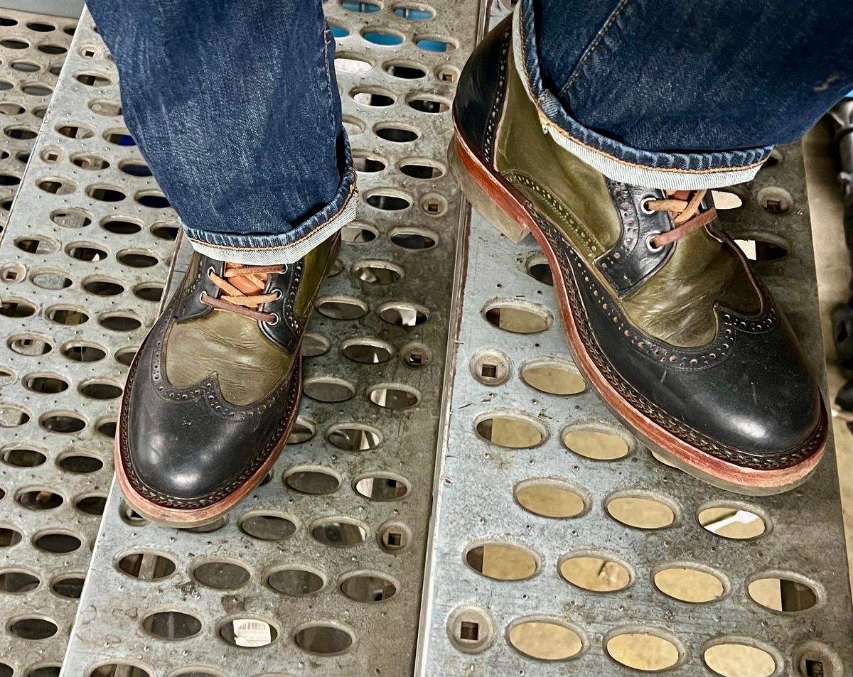 Photo by ListingToPort on February 4, 2024 of the Jakkrabbits Gunner in Horween Black Chromexcel & Badalassi Carlo Oliva Pueblo.