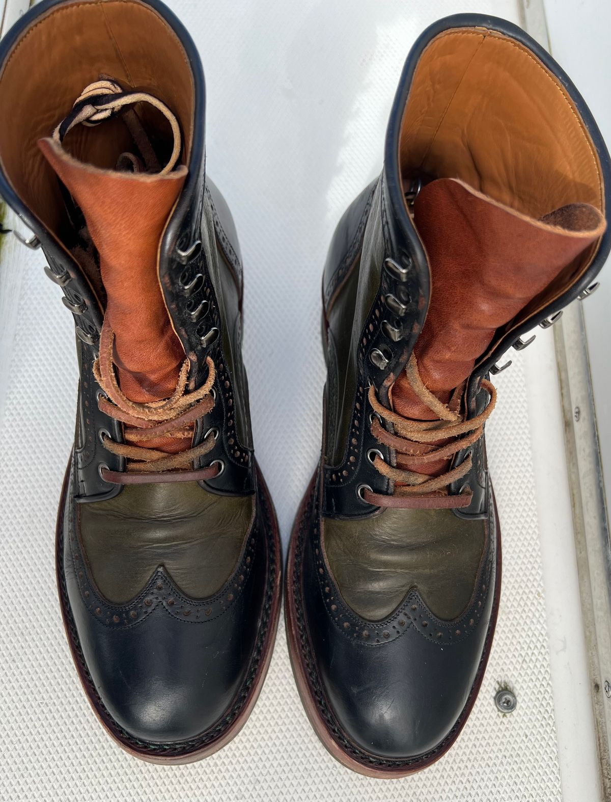 Photo by ListingToPort on March 3, 2024 of the Jakkrabbits Gunner in Horween Black Chromexcel & Badalassi Carlo Oliva Pueblo.