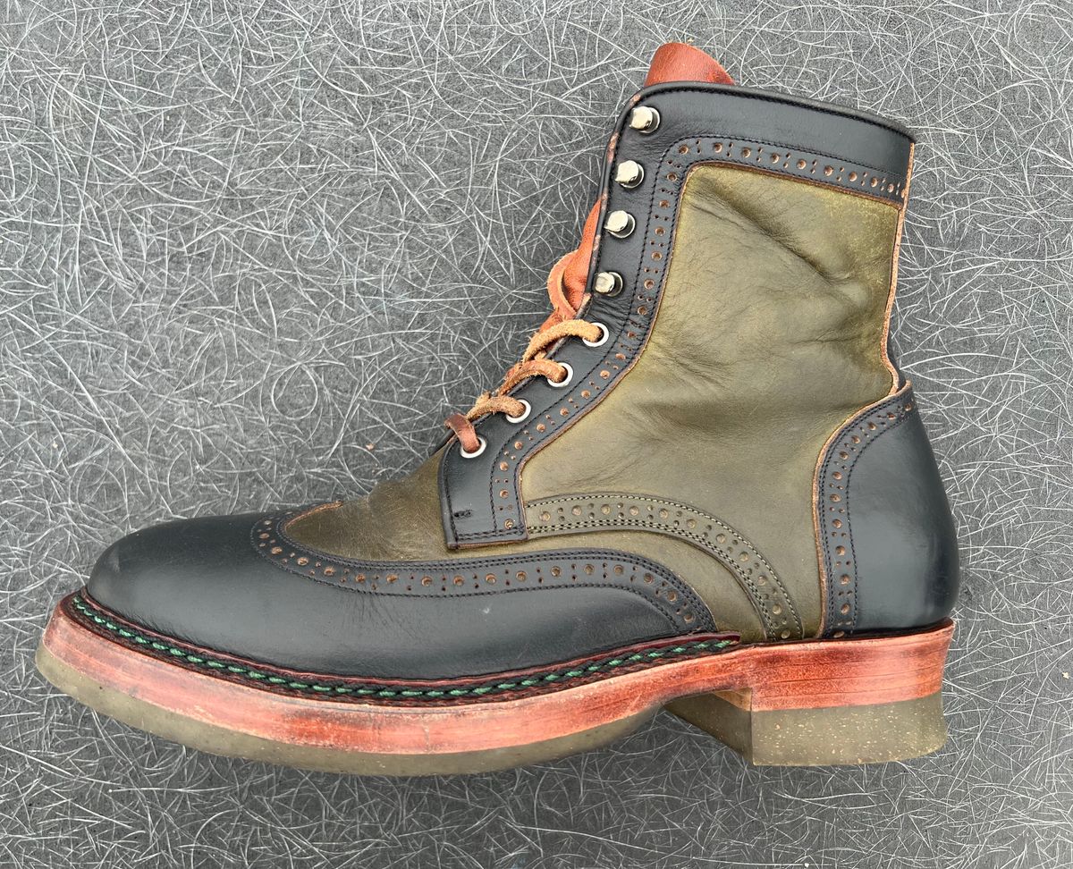 Photo by ListingToPort on April 4, 2024 of the Jakkrabbits Gunner in Horween Black Chromexcel & Badalassi Carlo Oliva Pueblo.