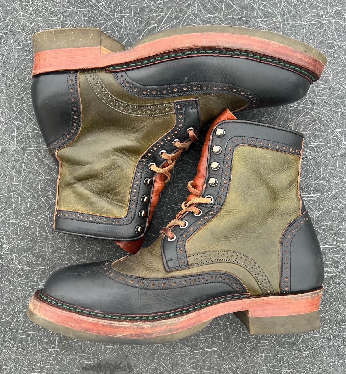 Photo by ListingToPort on April 4, 2024 of the Jakkrabbits Gunner in Horween Black Chromexcel & Badalassi Carlo Oliva Pueblo.