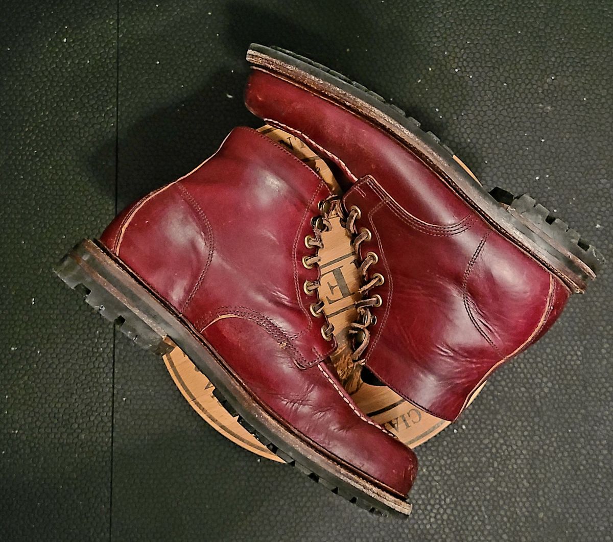 Photo by hoainp on January 6, 2024 of the Grant Stone Brass Boot in Horween Color 8 Chromexcel.