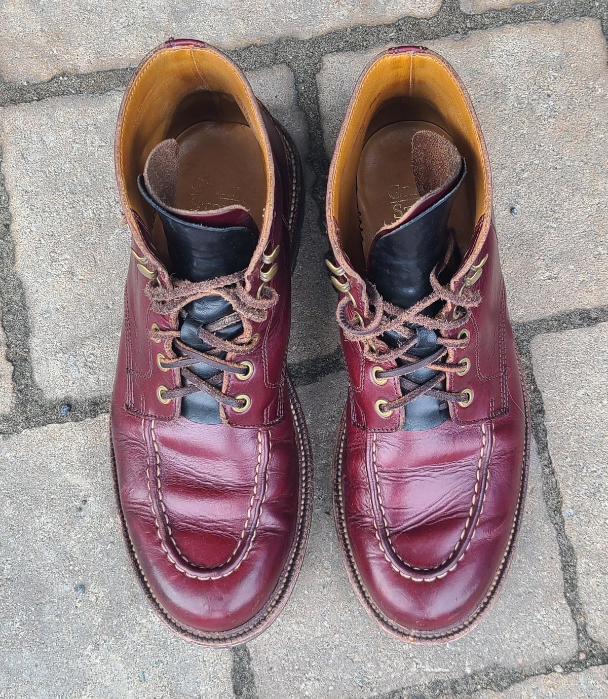 Photo by hoainp on March 5, 2024 of the Grant Stone Brass Boot in Horween Color 8 Chromexcel.