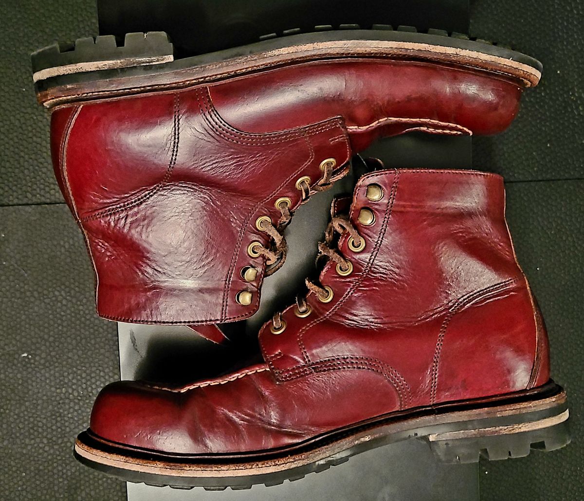 Photo by hoainp on April 6, 2024 of the Grant Stone Brass Boot in Horween Color 8 Chromexcel.