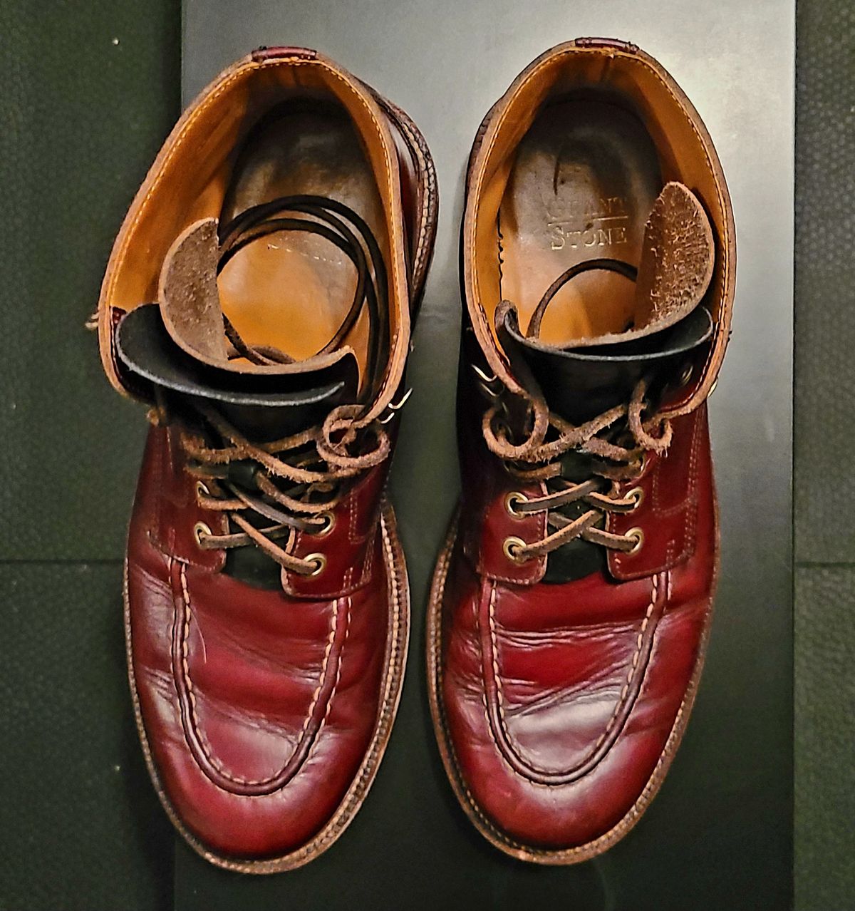 Photo by hoainp on April 6, 2024 of the Grant Stone Brass Boot in Horween Color 8 Chromexcel.