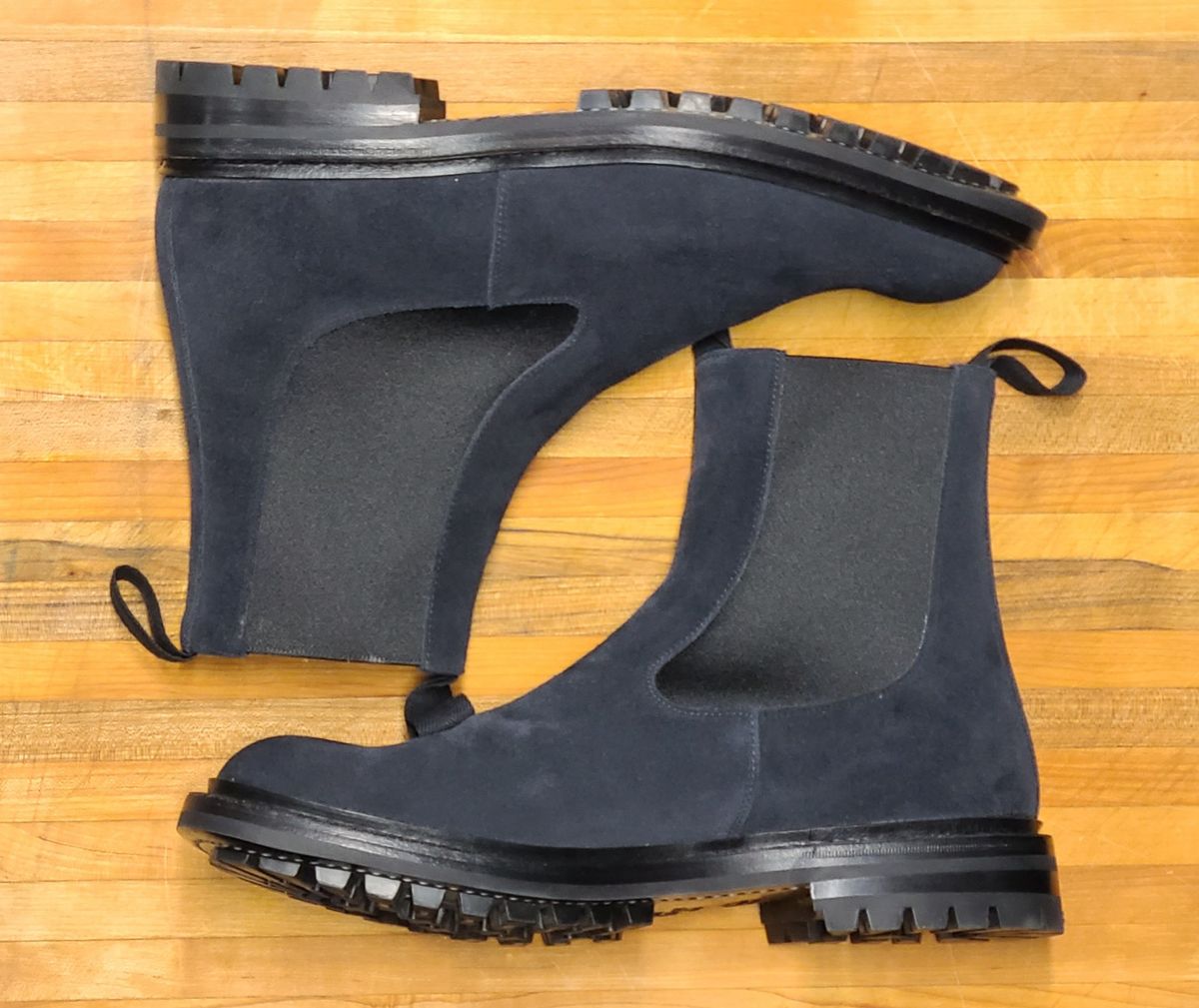 Photo by hoainp on October 2, 2024 of the Tricker's Stephen Chelsea Boot in Zonta Oceano Castorino Suede.