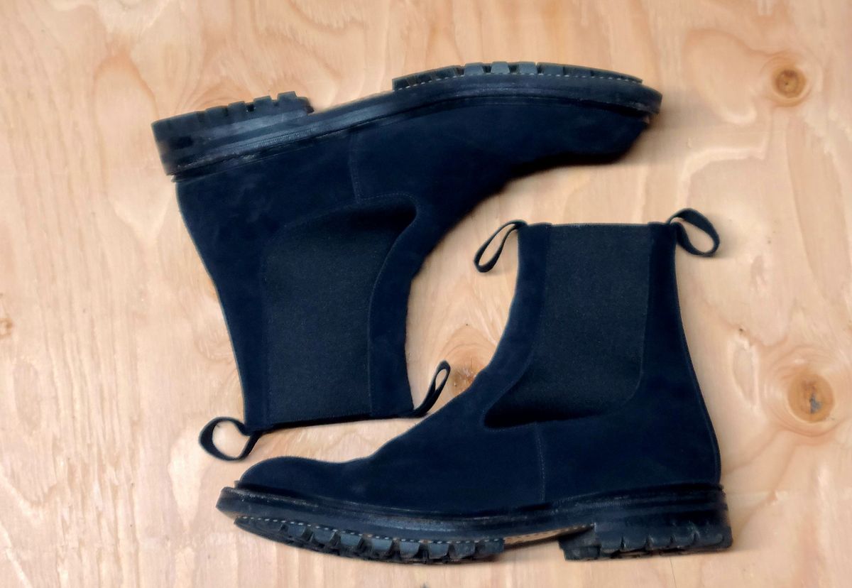 Photo by hoainp on November 6, 2024 of the Tricker's Stephen Chelsea Boot in Zonta Oceano Castorino Suede.