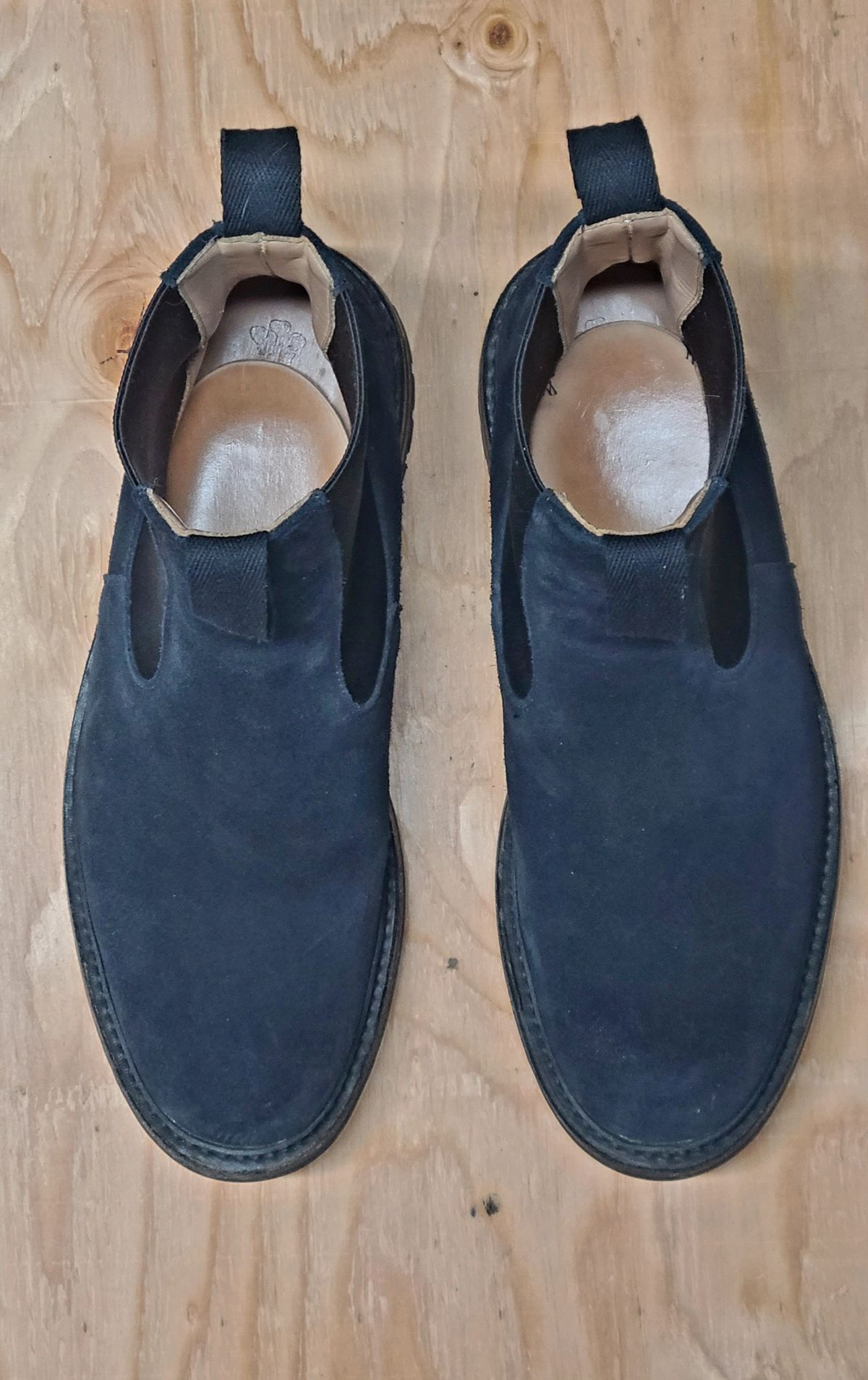 Photo by hoainp on November 6, 2024 of the Tricker's Stephen Chelsea Boot in Zonta Oceano Castorino Suede.