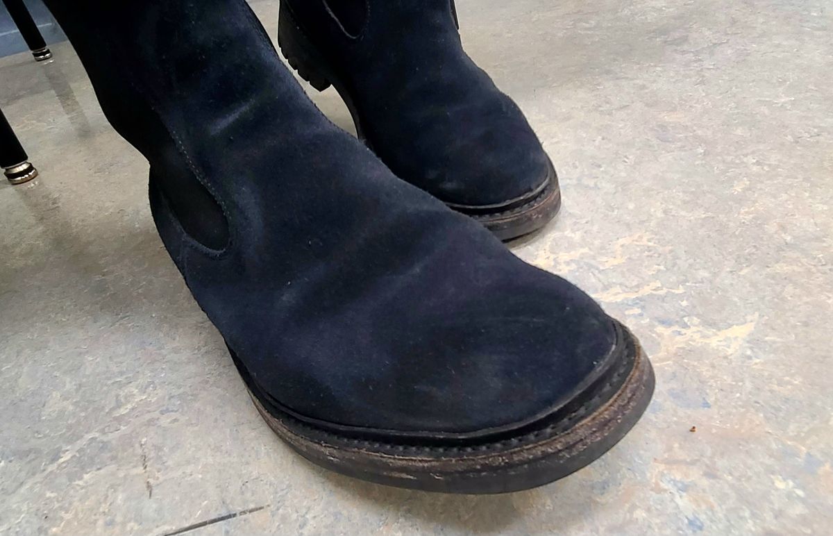 Photo by hoainp on November 14, 2024 of the Tricker's Stephen Chelsea Boot in Zonta Oceano Castorino Suede.