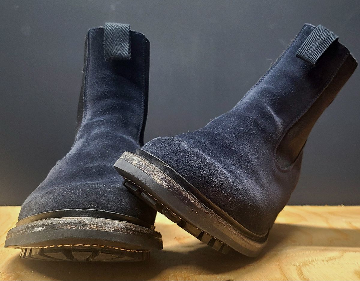 Photo by hoainp on December 3, 2024 of the Tricker's Stephen Chelsea Boot in Zonta Oceano Castorino Suede.