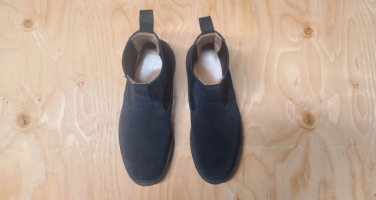 Photo by hoainp on December 3, 2024 of the Tricker's Stephen Chelsea Boot in Zonta Oceano Castorino Suede.