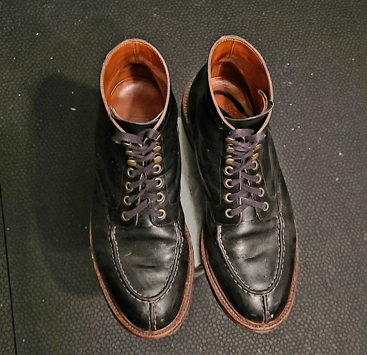 Photo by hoainp on January 6, 2024 of the Grant Stone Ottawa Boot in Horween Black Chromexcel.
