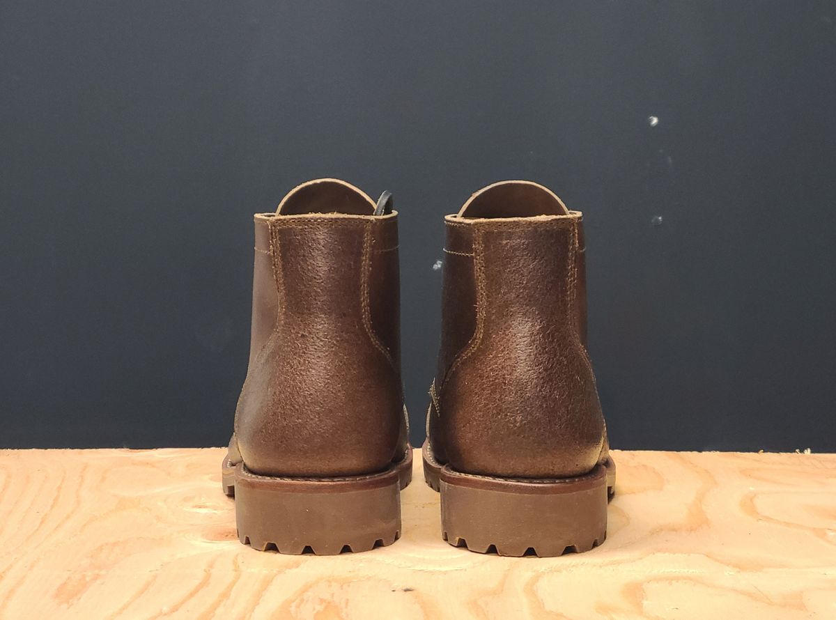 Photo by hoainp on November 2, 2025 of the Thursday Vanguard in Horween Natural Waxed Flesh.