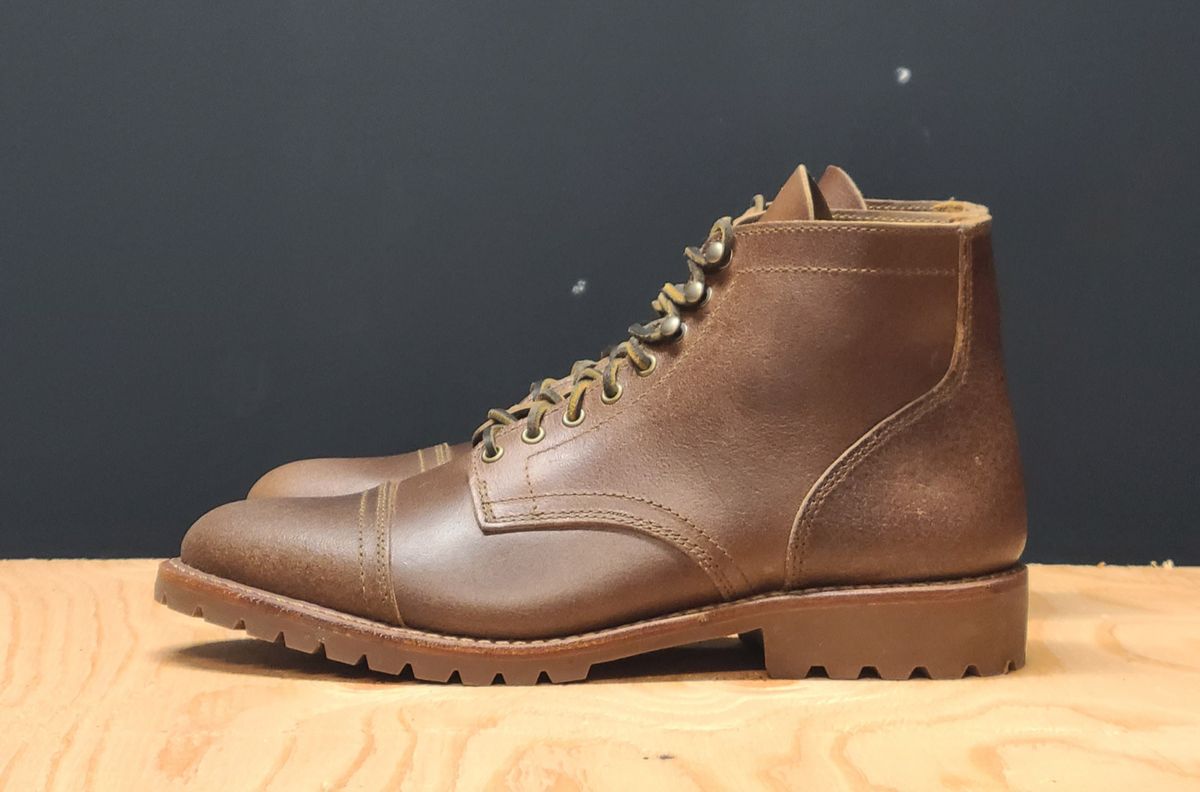 Photo by hoainp on November 2, 2025 of the Thursday Vanguard in Horween Natural Waxed Flesh.