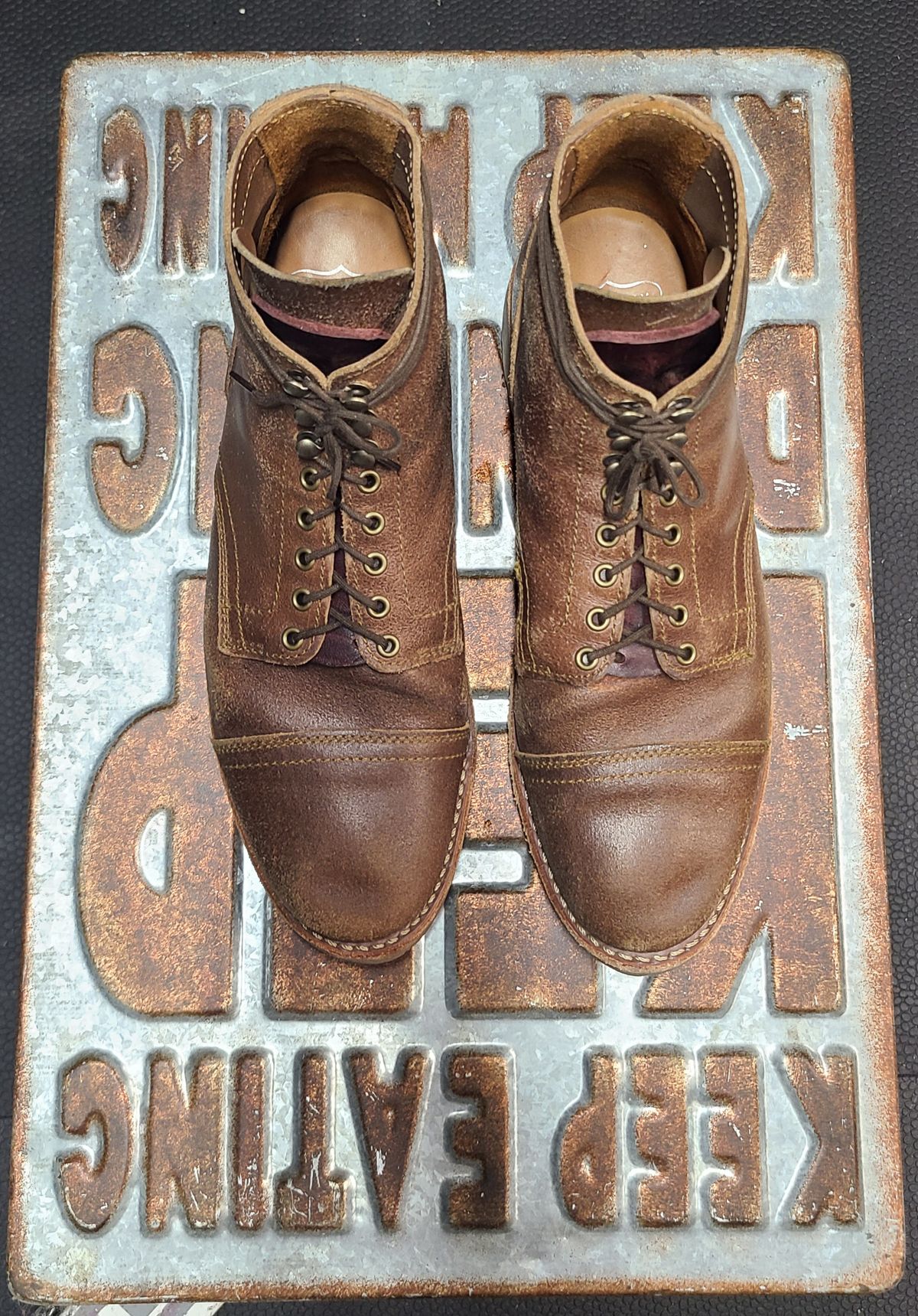 Photo by hoainp on December 2, 2025 of the Thursday Vanguard in Horween Natural Waxed Flesh.