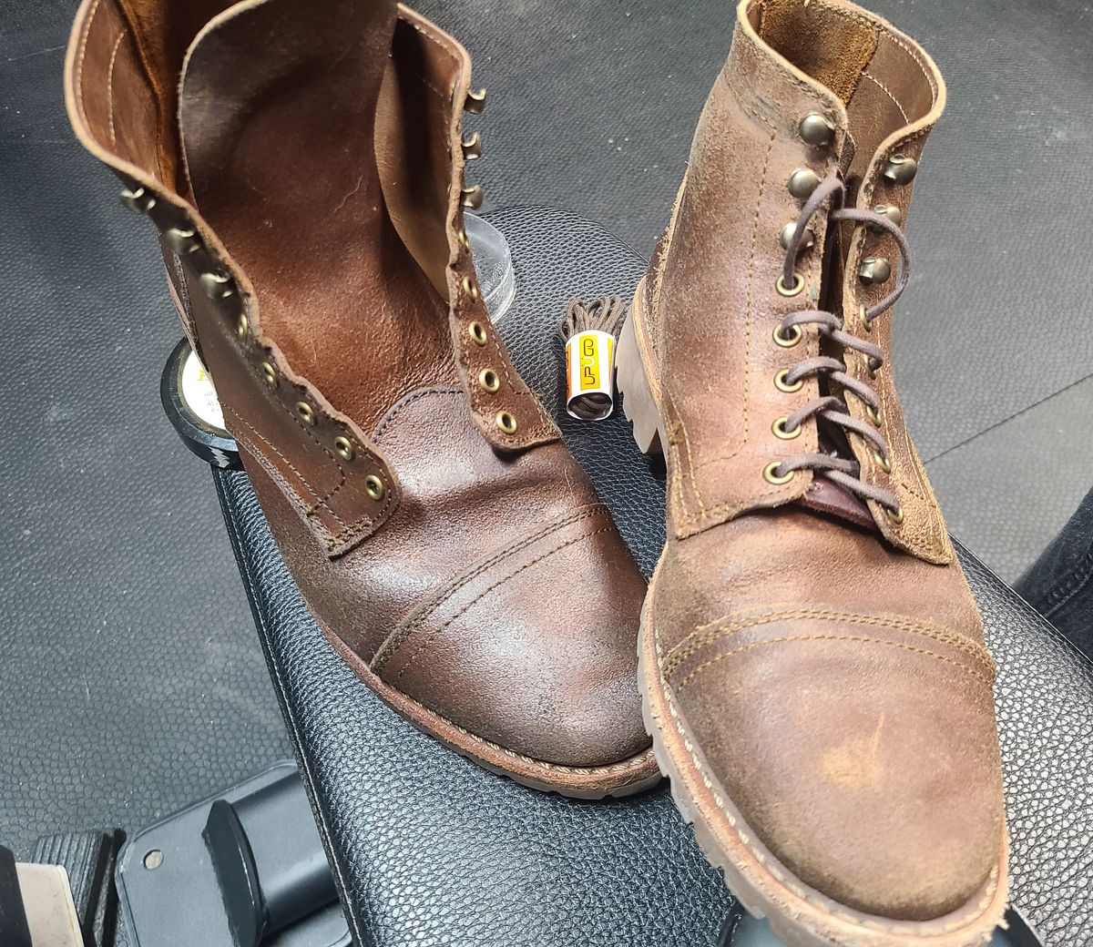 Photo by hoainp on January 5, 2026 of the Thursday Vanguard in Horween Natural Waxed Flesh.