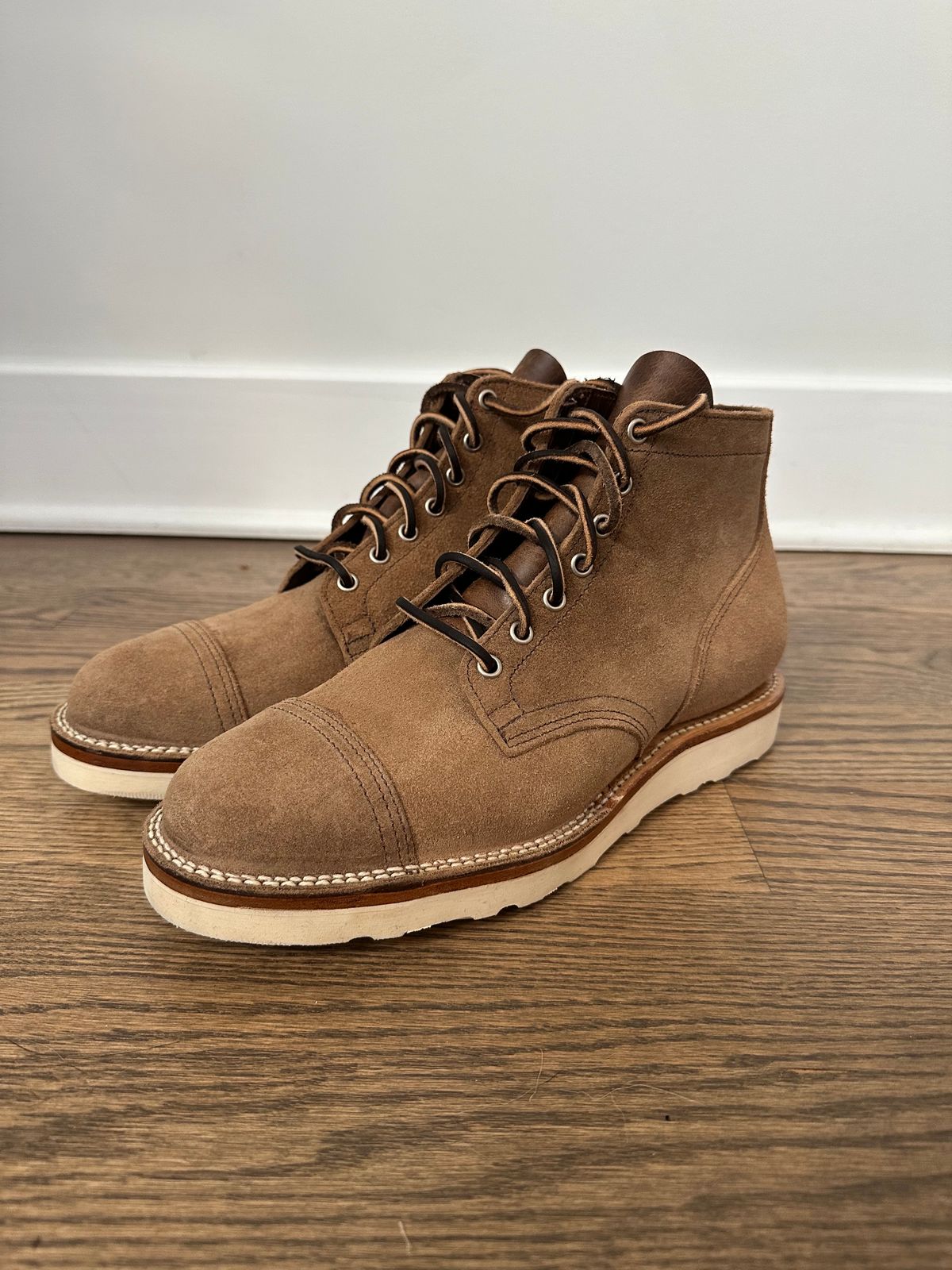 Photo by incorrectpath on November 29, 2023 of the Viberg Service Boot PCT in Horween Natural Chromexcel Roughout.