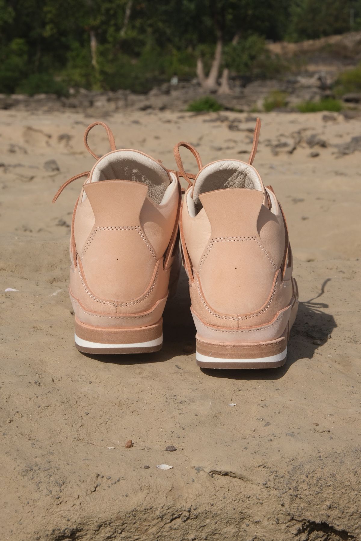 Photo by KentuckyDenimHead on October 1, 2025 of the Hender Scheme Manual Industrial Products 10 in Natural Veg-Tanned Cowhide.