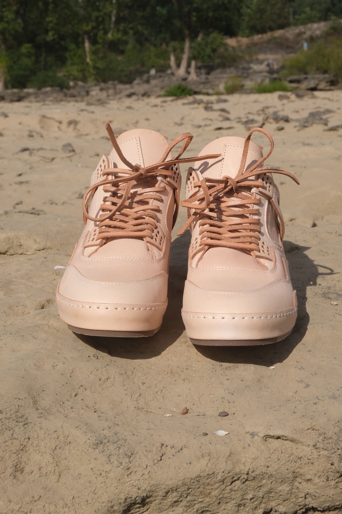 Photo by KentuckyDenimHead on October 1, 2025 of the Hender Scheme Manual Industrial Products 10 in Natural Veg-Tanned Cowhide.