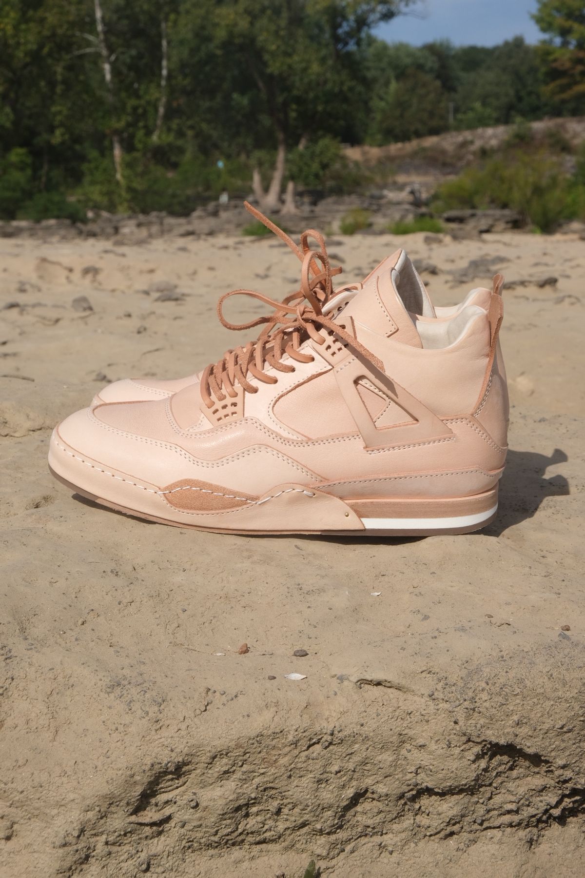 Photo by KentuckyDenimHead on October 1, 2025 of the Hender Scheme Manual Industrial Products 10 in Natural Veg-Tanned Cowhide.