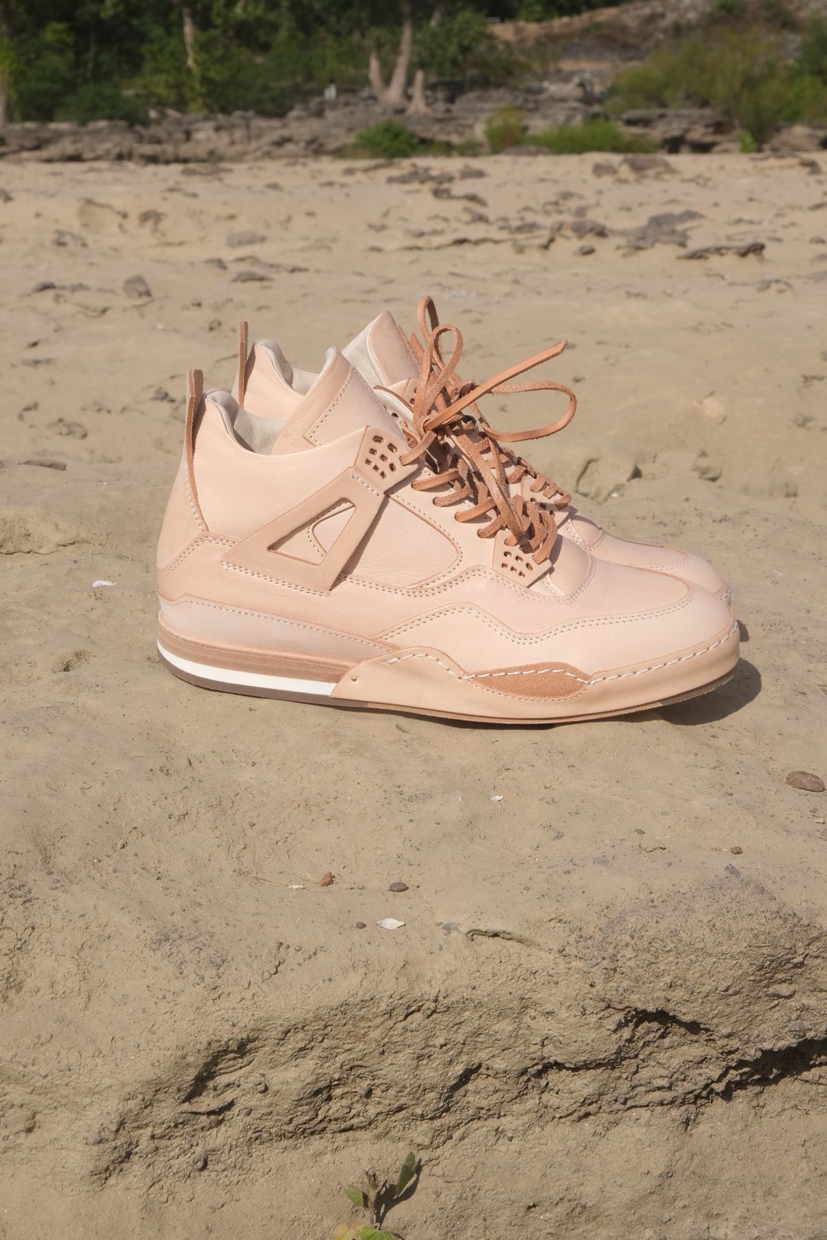 Photo by KentuckyDenimHead on October 1, 2025 of the Hender Scheme Manual Industrial Products 10 in Natural Veg-Tanned Cowhide.