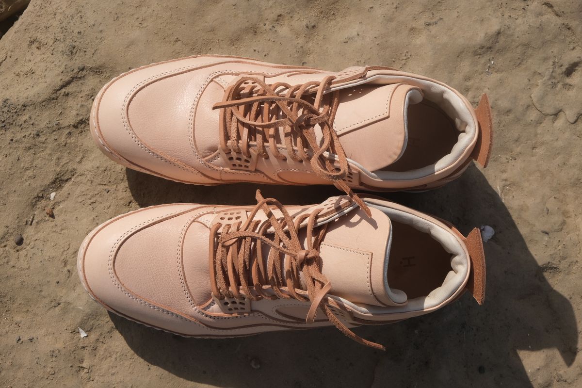 Photo by KentuckyDenimHead on October 1, 2025 of the Hender Scheme Manual Industrial Products 10 in Natural Veg-Tanned Cowhide.