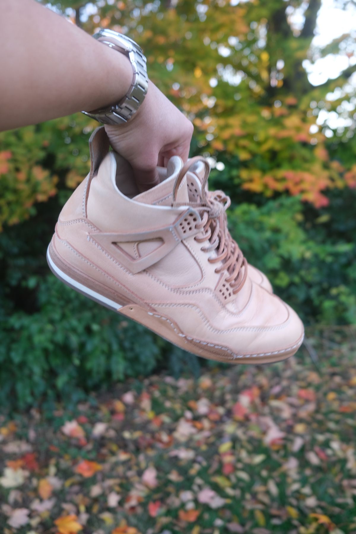 Photo by KentuckyDenimHead on November 5, 2025 of the Hender Scheme Manual Industrial Products 10 in Natural Veg-Tanned Cowhide.