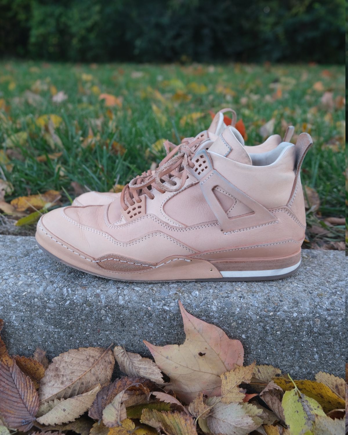 Photo by KentuckyDenimHead on November 6, 2025 of the Hender Scheme Manual Industrial Products 10 in Natural Veg-Tanned Cowhide.