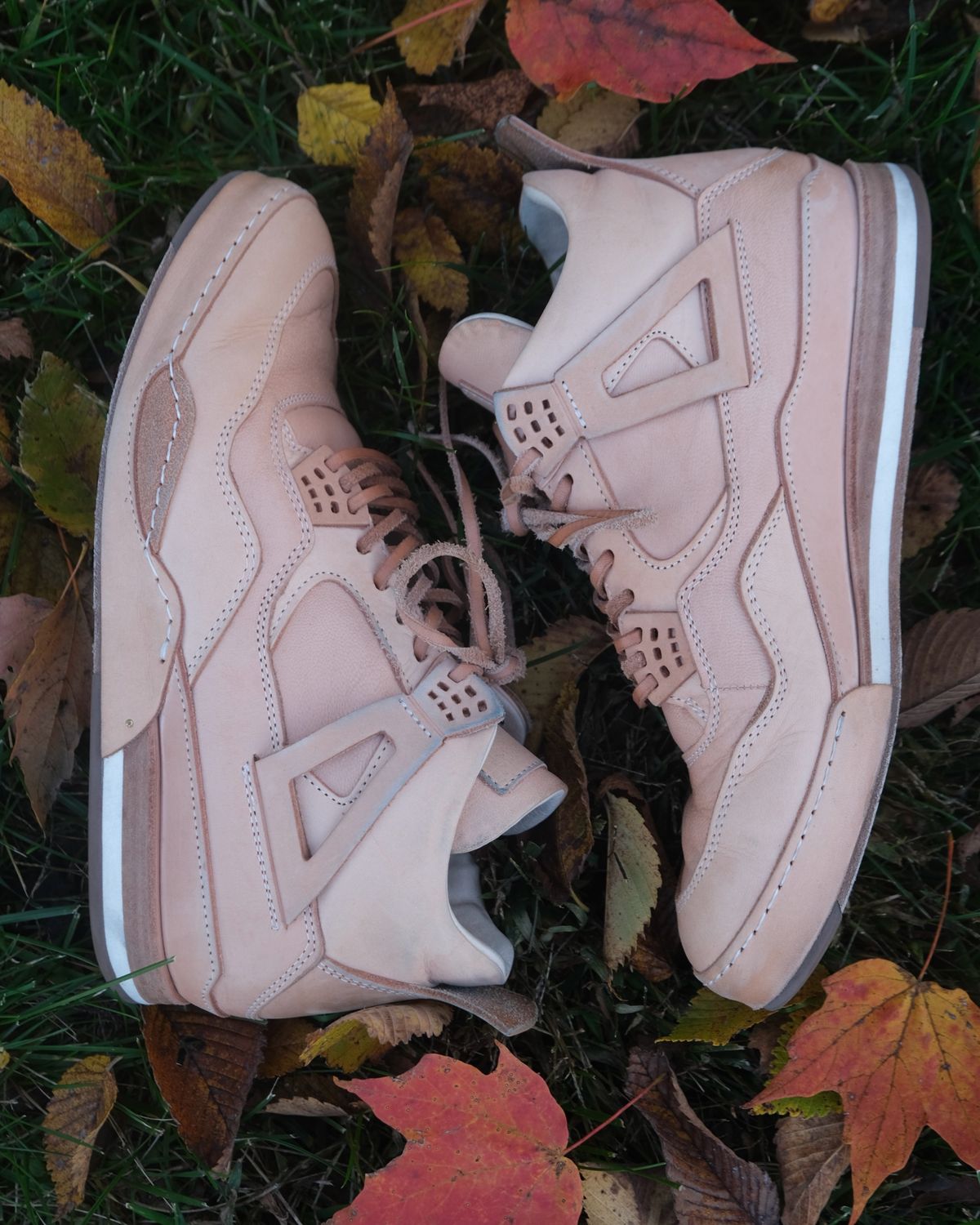 Photo by KentuckyDenimHead on November 6, 2025 of the Hender Scheme Manual Industrial Products 10 in Natural Veg-Tanned Cowhide.