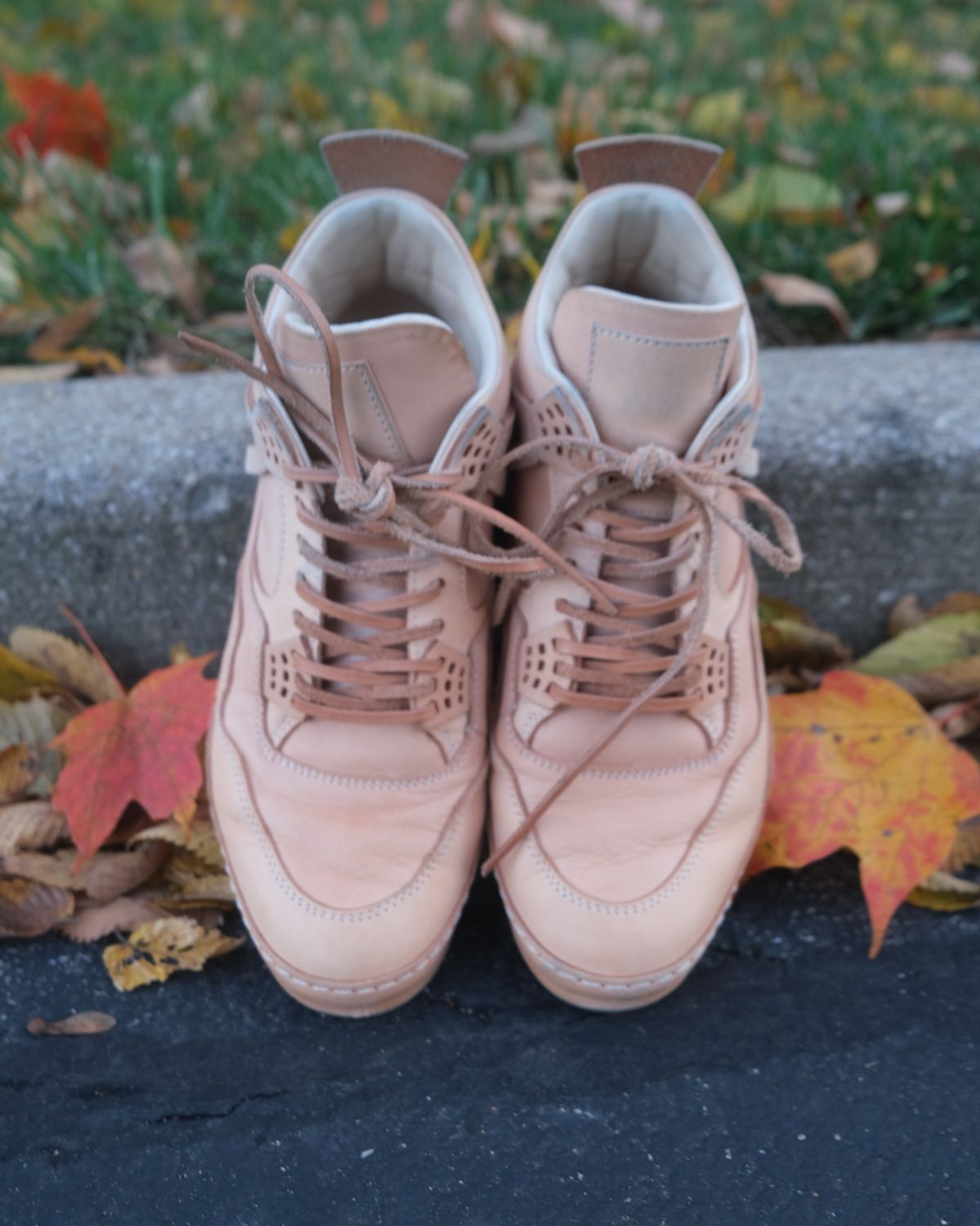 Photo by KentuckyDenimHead on November 6, 2025 of the Hender Scheme Manual Industrial Products 10 in Natural Veg-Tanned Cowhide.