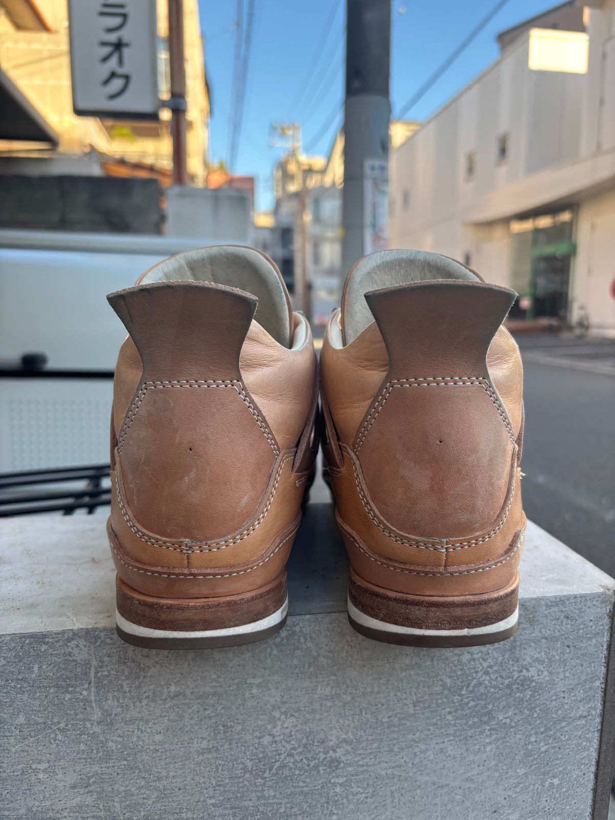 Photo by KentuckyDenimHead on December 4, 2025 of the Hender Scheme Manual Industrial Products 10 in Natural Veg-Tanned Cowhide.