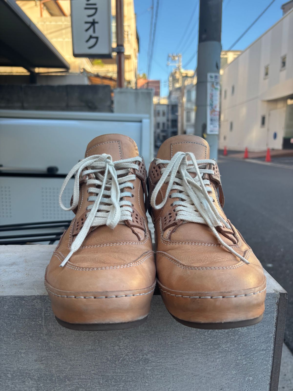 Photo by KentuckyDenimHead on December 4, 2025 of the Hender Scheme Manual Industrial Products 10 in Natural Veg-Tanned Cowhide.