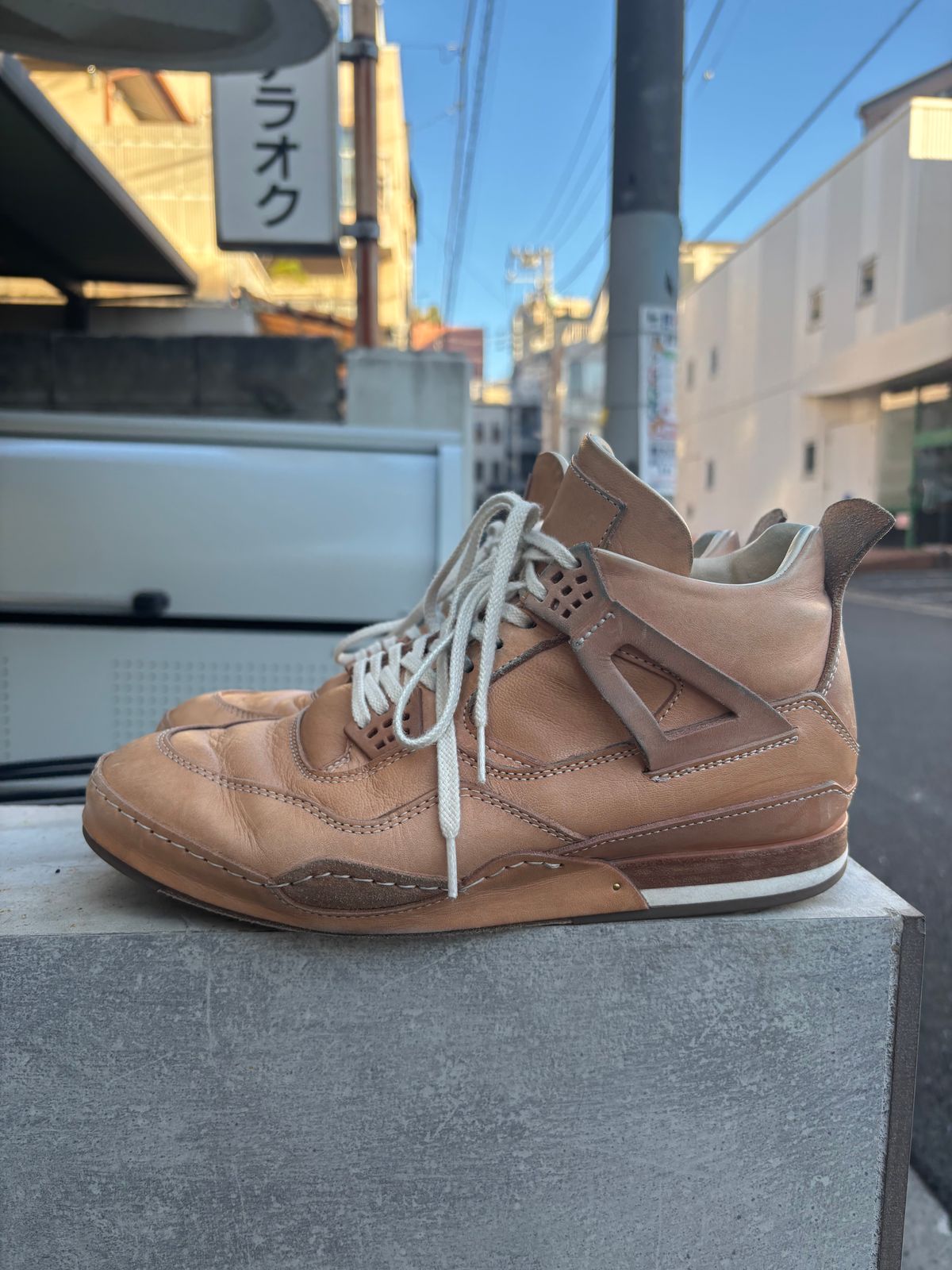 Photo by KentuckyDenimHead on December 4, 2025 of the Hender Scheme Manual Industrial Products 10 in Natural Veg-Tanned Cowhide.