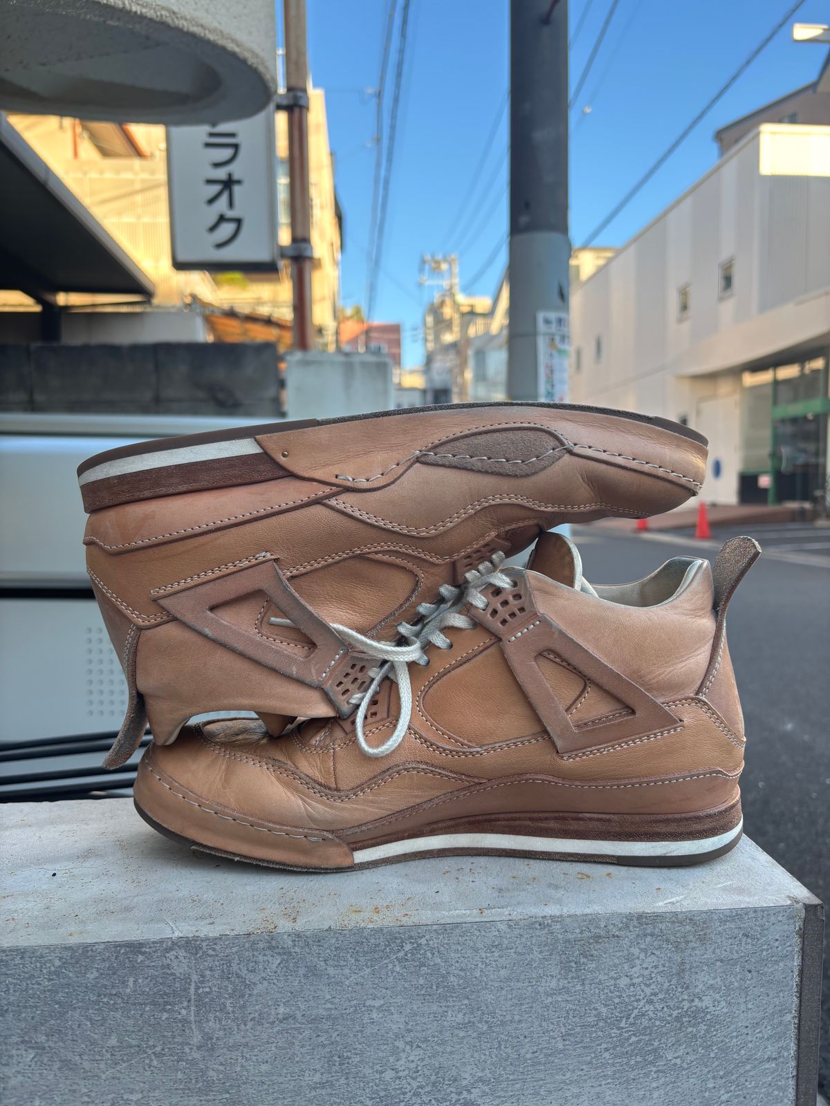 Photo by KentuckyDenimHead on December 4, 2025 of the Hender Scheme Manual Industrial Products 10 in Natural Veg-Tanned Cowhide.